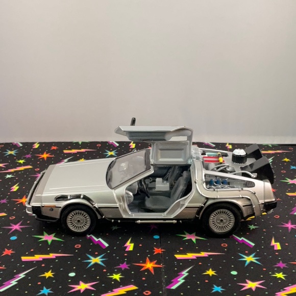 Pre-owned Welly Back to the Future II Delorean Time Machine **slightly damaged** - Picture 6 of 13